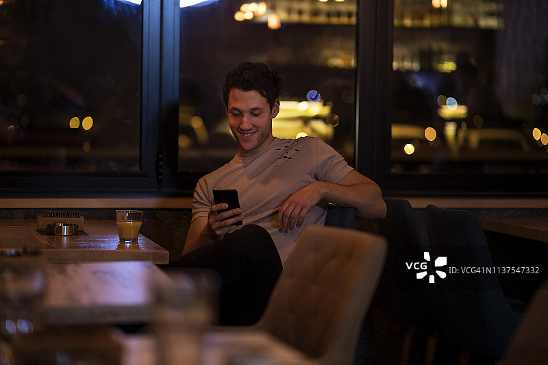 咖啡馆里的年轻男人图片素材