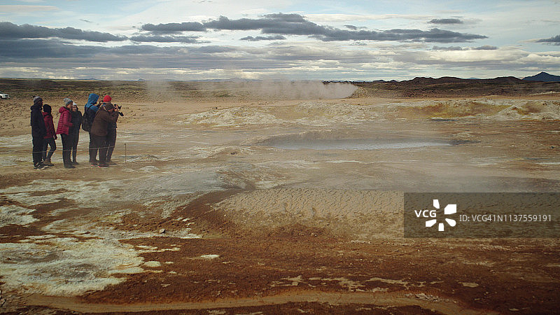 朋友们参观惠韦勒地热区图片素材