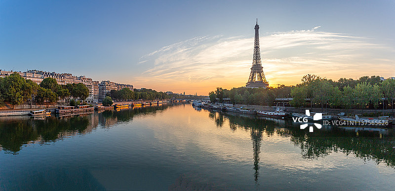 巴黎埃菲尔铁塔日出图片素材