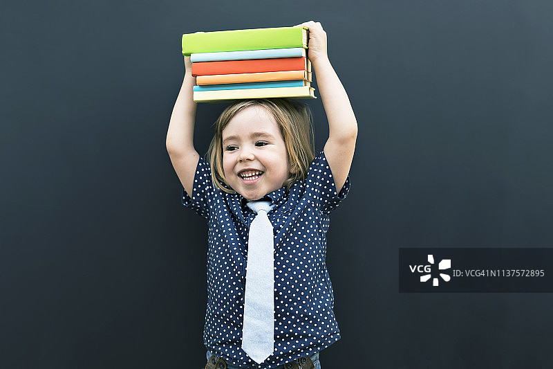 在黑板前的孩子图片素材