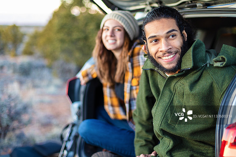 情侣在科罗拉多州西部日落时分的户外探险图片素材