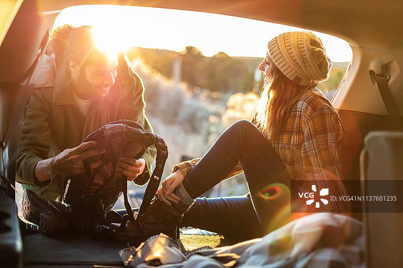 情侣在科罗拉多州西部日落时分的户外探险图片素材