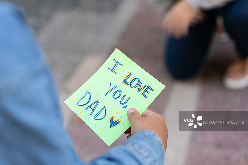 小男孩拿着父亲节贺卡图片素材