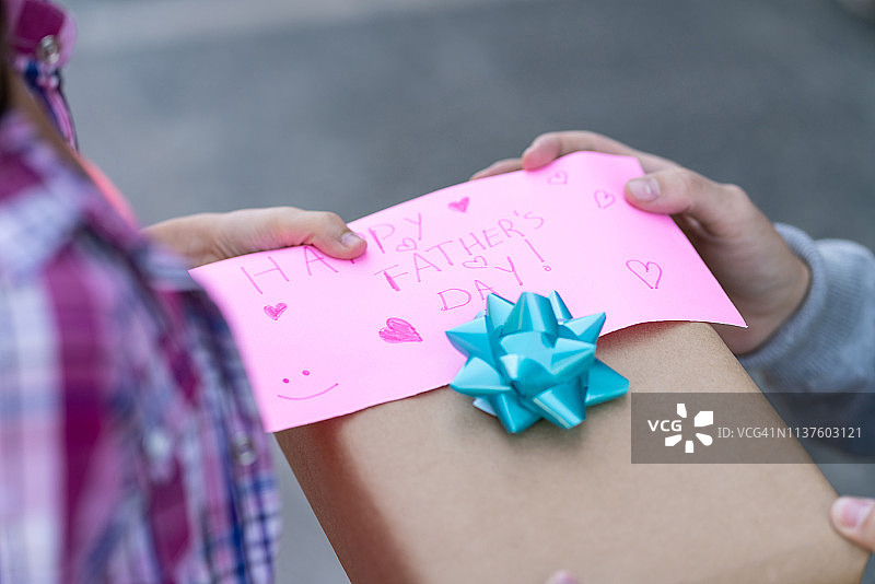 女儿给父亲送父亲节礼物特写图片素材