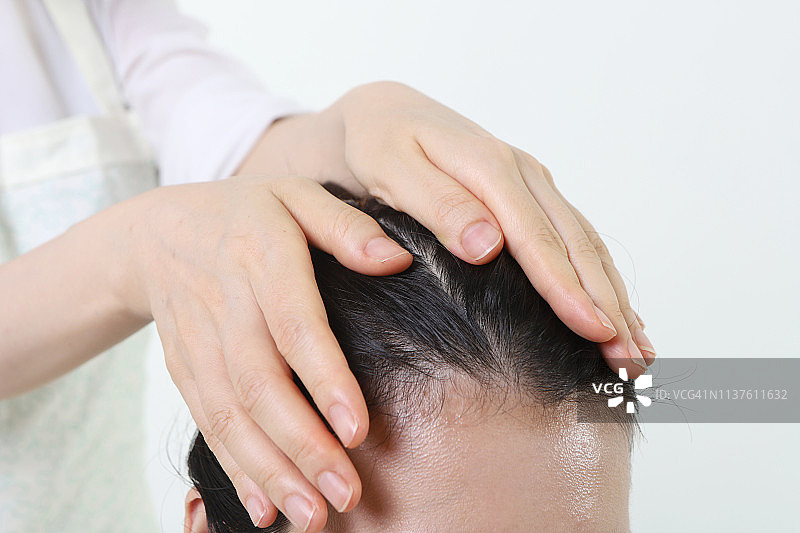 皮肤科医生检查患者头皮图片素材