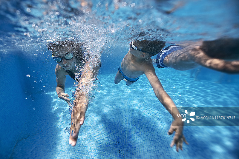 孩子们在泳池里赛泳图片素材