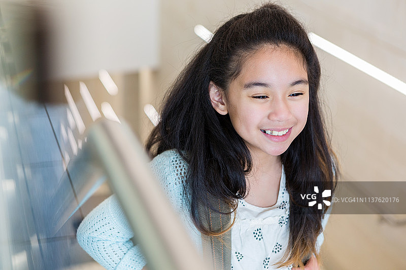 小学生爬楼梯图片素材