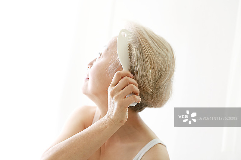 老年妇女梳头图片素材