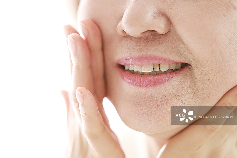 年长妇女触摸脸的特写图片素材