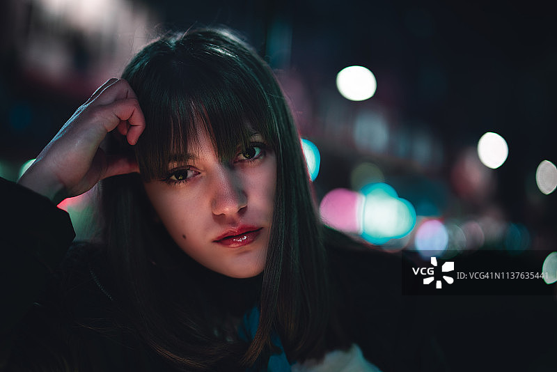 短发可爱年轻女士夜景肖像图片素材