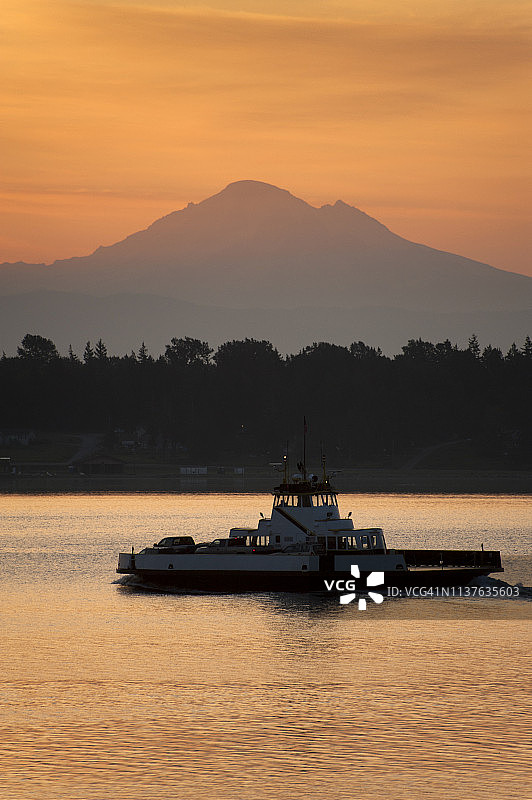 以贝克山为背景的渡轮图片素材