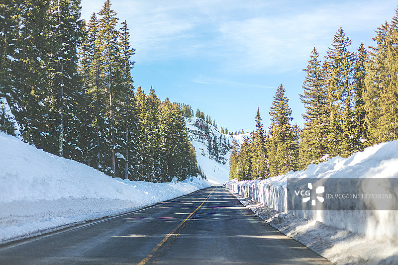 科罗拉多州西部高雪堤的雪山冬日公路图片素材