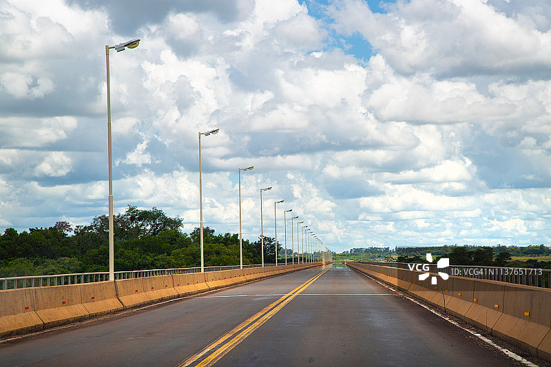 巴西和阿根廷之间的融合桥梁图片素材