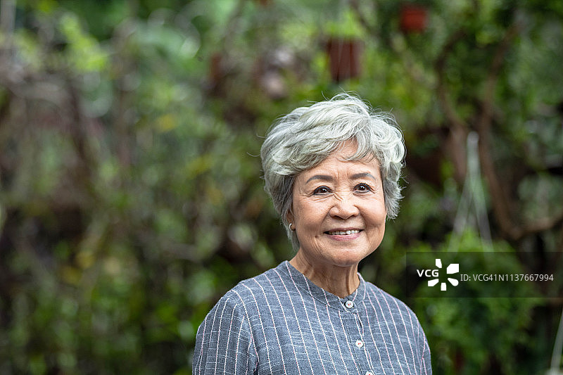 年长的亚洲女性人像图片素材