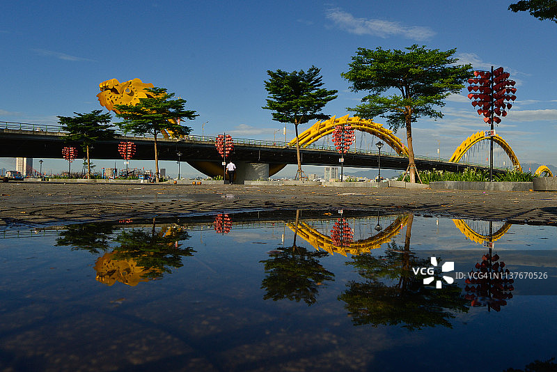 龙桥倒影图片素材