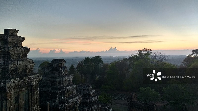从柬埔寨巴肯山顶看到的日落图片素材