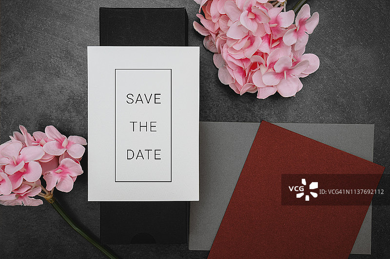 带鲜花的邀请卡上的婚礼日期图片素材