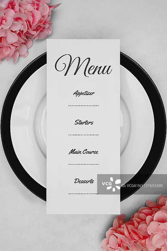 餐桌上的餐具摆放和菜单图片素材