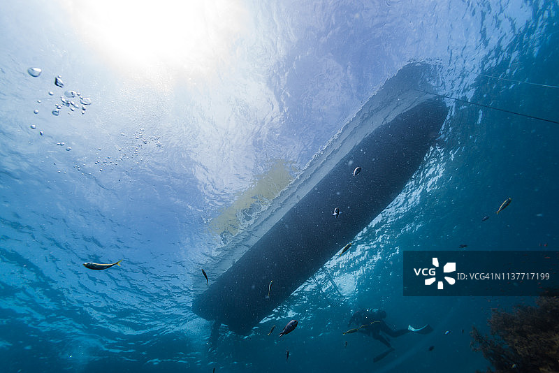 水面与潜水艇图片素材