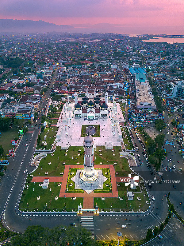 印度尼西亚亚齐拜图拉赫曼大清真寺的日落图片素材