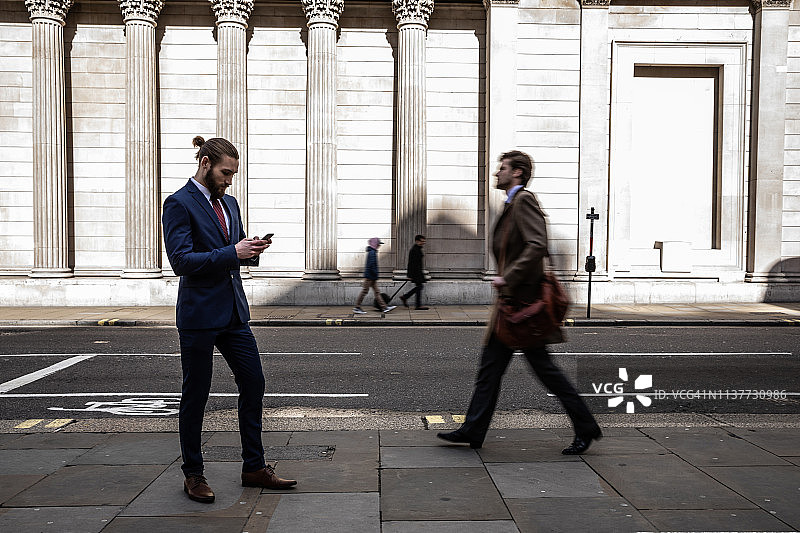 在伦敦市中心的商务人士同行图片素材