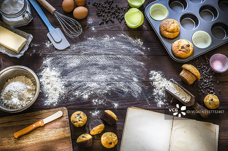自制麦芬及烹饪食材，乡村木桌背景留白图片素材