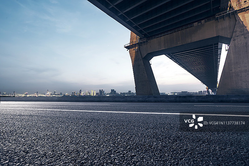 傍晚时分桥附近的公路，适用于汽车广告图片素材
