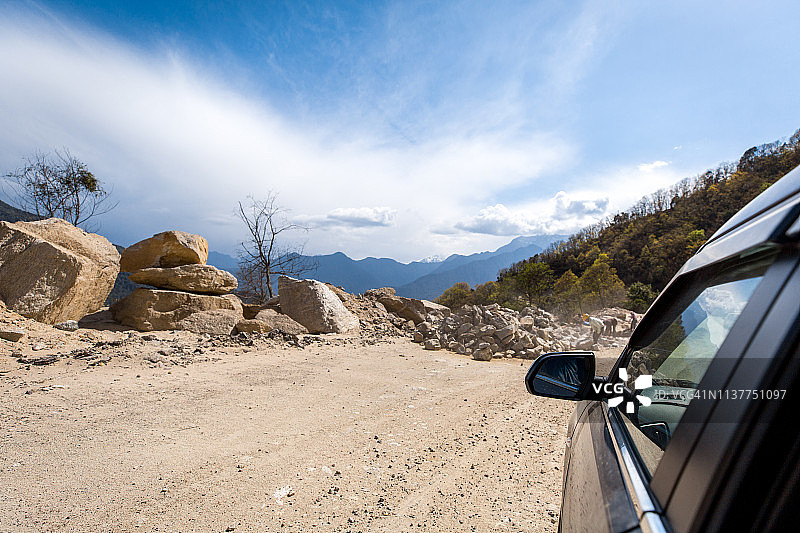 在不丹通萨阳光明媚的一天公路旅行图片素材