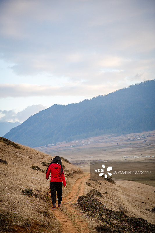 在不丹叶科下山徒步图片素材
