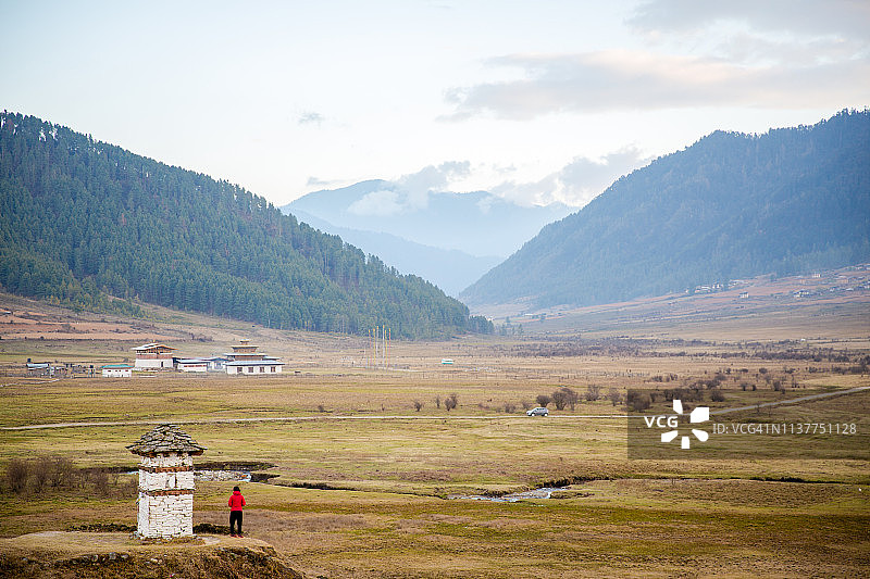 在不丹耶科俯瞰田野的女人图片素材