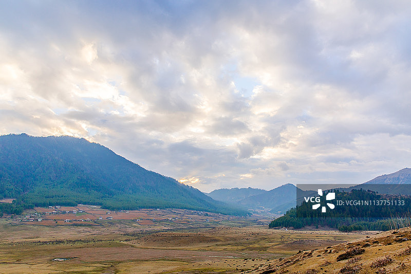 不丹耶科的广阔山谷图片素材