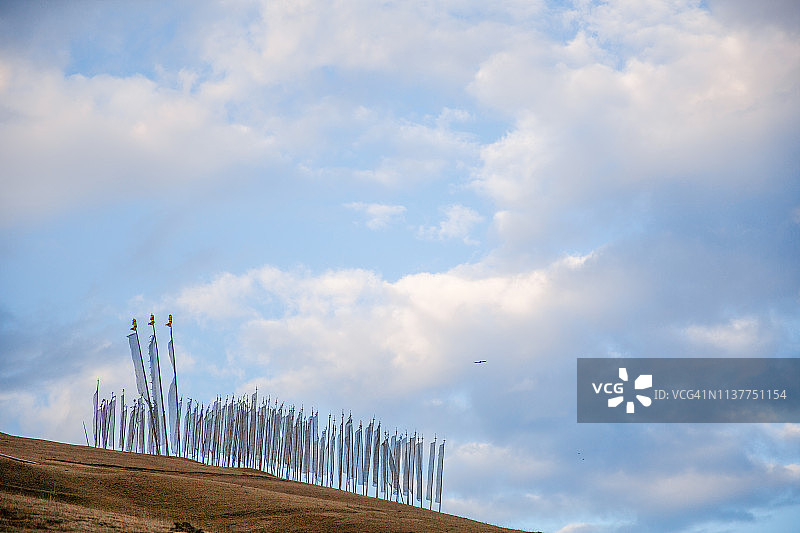 不丹耶科俯瞰山谷的祈祷旗图片素材