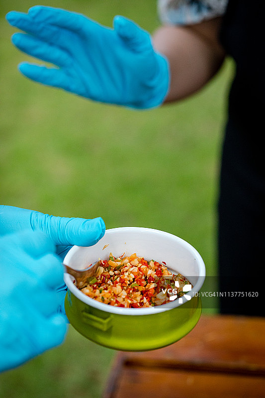 在泰国达瓜巴为泰式菜肴添加食材图片素材