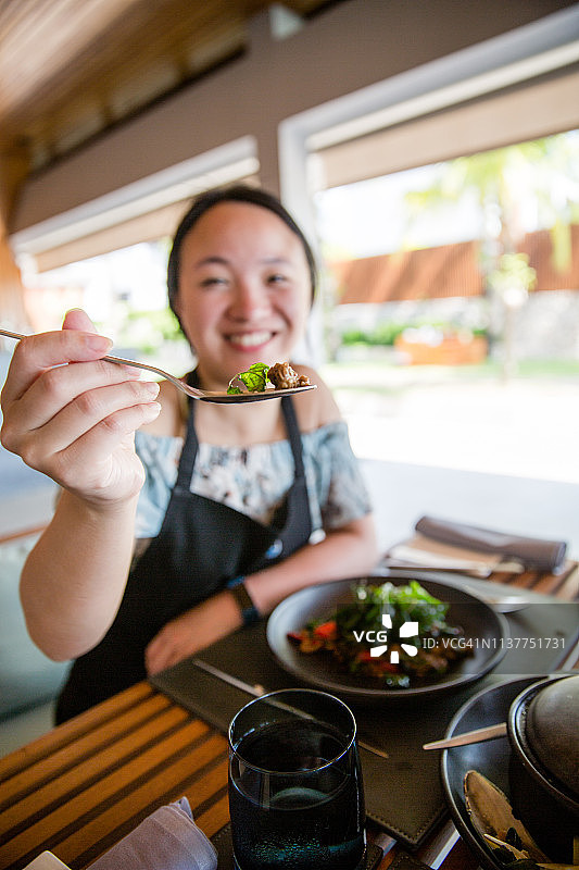 在泰国达瓜巴分享泰国美食的女人图片素材