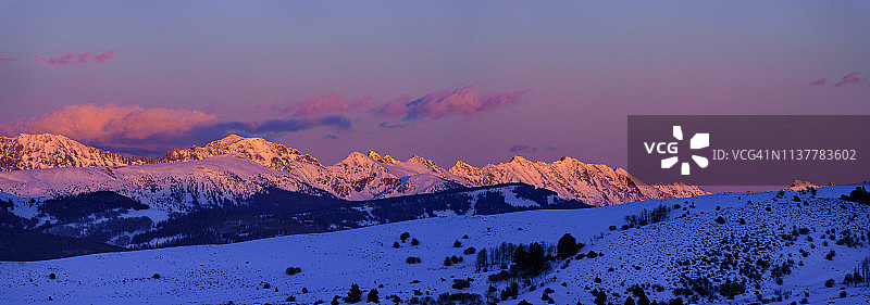 戈尔山脉山地景观全景图片素材