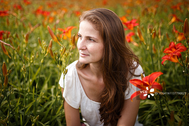 鲜花地里的女人图片素材