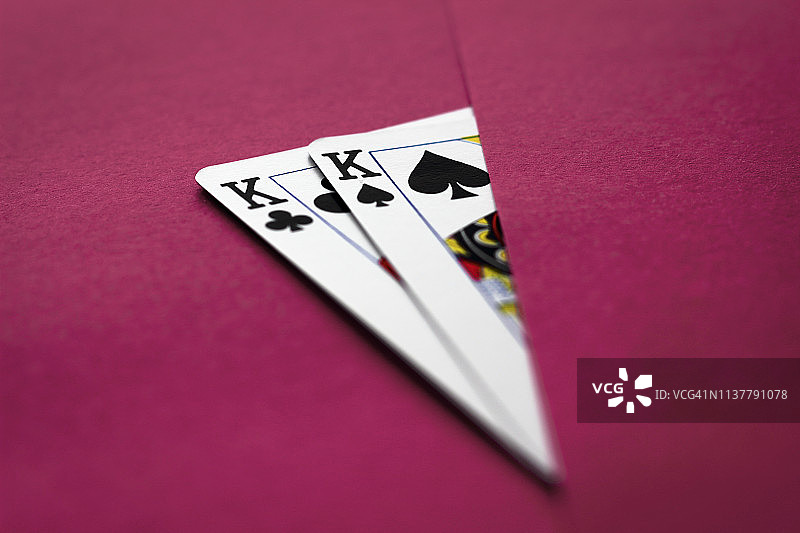 紫色背景上的双K扑克牌图片素材