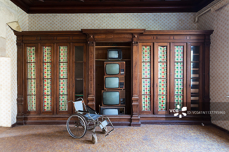 废弃医院里的旧电视和轮椅图片素材