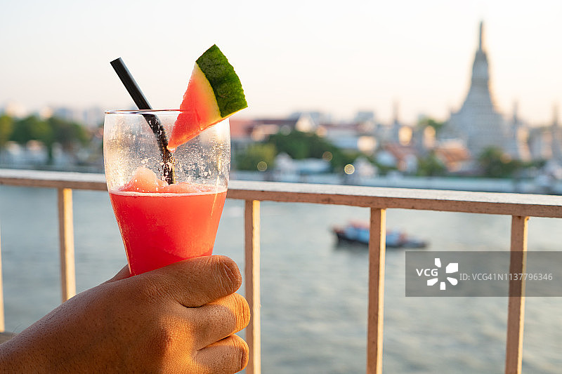 郑王庙玻璃把手西瓜榨汁机背景虚化图片素材