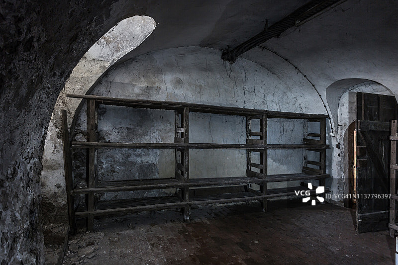 废弃建筑物地下室中的空置架子图片素材
