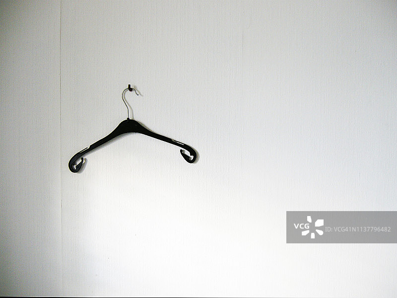 白色墙上的衣架图片素材