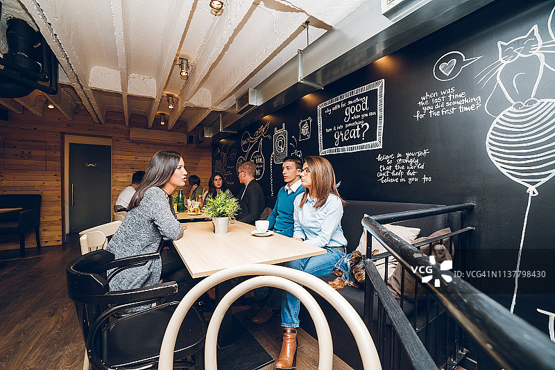 一群朋友在市中心咖啡馆图片素材
