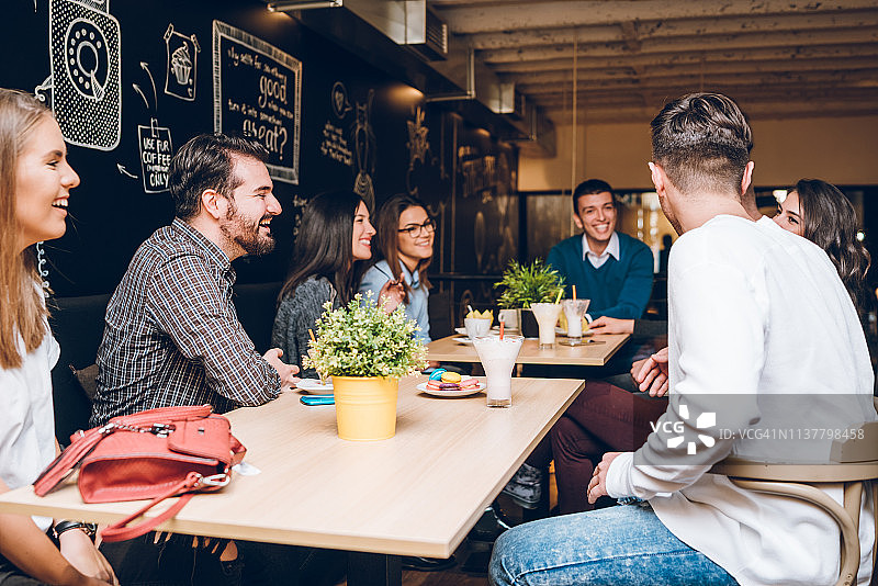 一群朋友在市中心咖啡馆图片素材