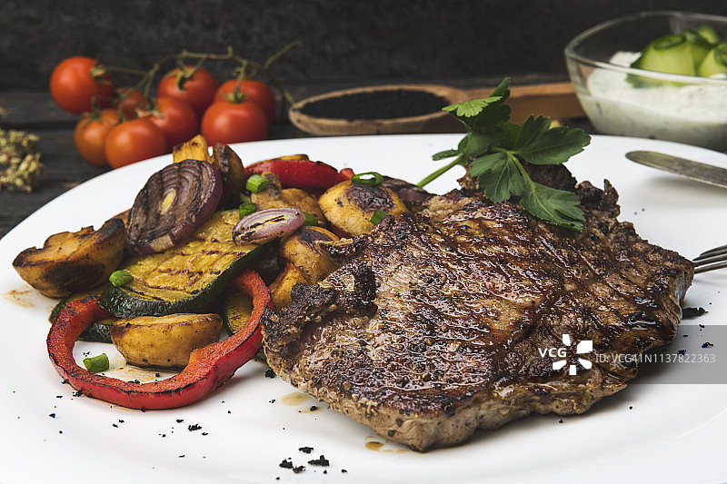 烤肉牛排配沙拉图片素材