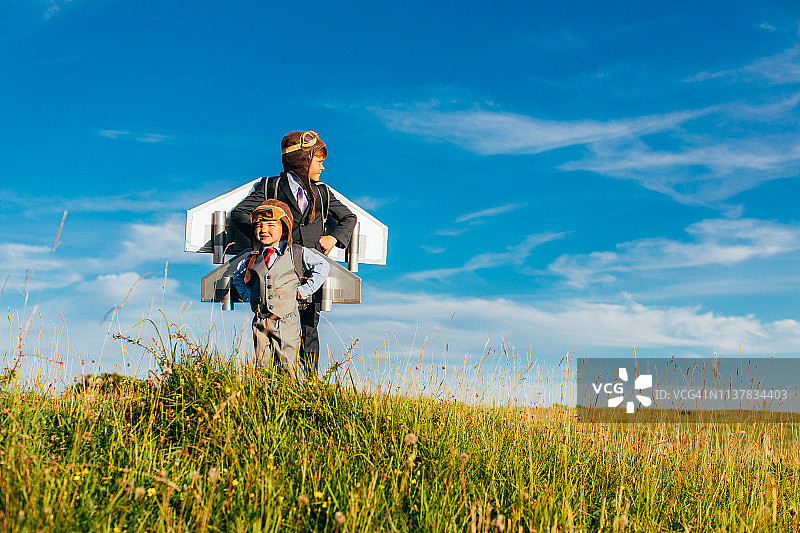 穿着喷气背包的年轻商务男孩图片素材