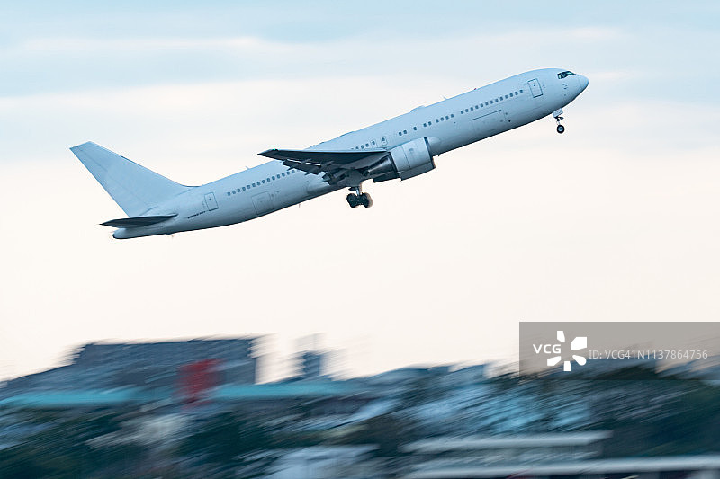 从大阪伊丹国际机场起飞的飞机图片素材
