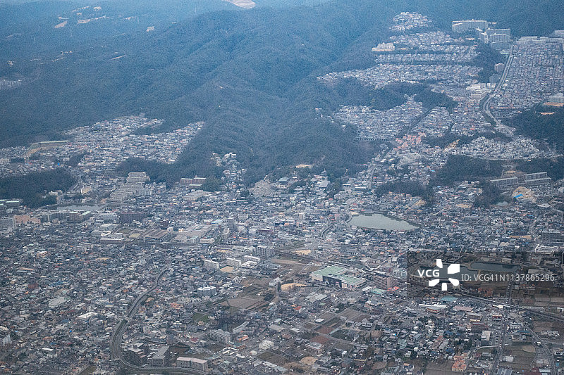 从飞机上看到的日本兵库县宝冢市白天的鸟瞰图图片素材