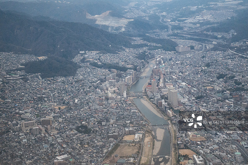 从飞机上看到的日本兵库县宝冢市白天的鸟瞰图图片素材