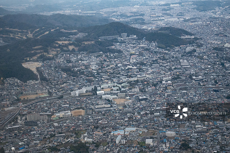 从飞机上俯瞰日本兵库县川西市和宝冢市的日间航拍图片素材