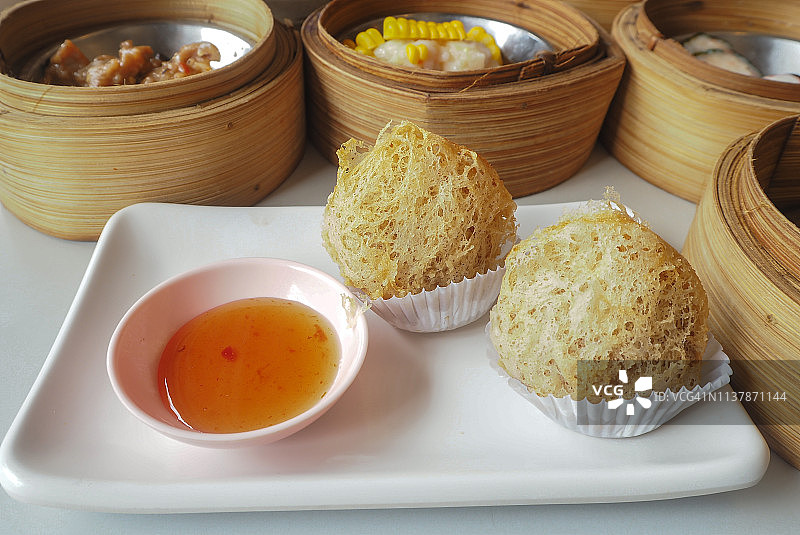 辣椒酱炸芋头球图片素材